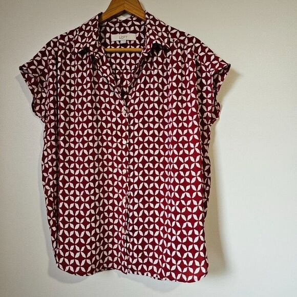 EUC LOFT RED WHITE GEOMETRIC FLORAL PRINT BUTTON DOWN CAP SLEEVES TOP SZ SMALL - Picture 1 of 12